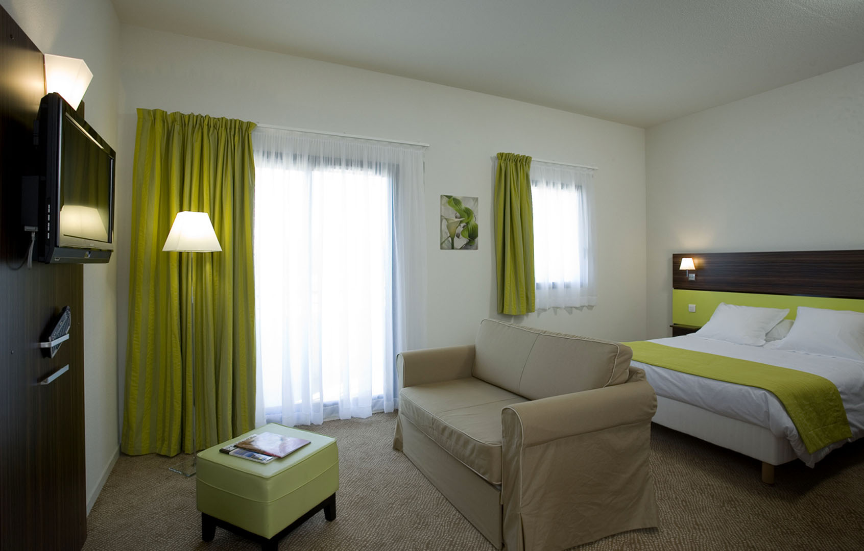 En plus des équipements classiques, la Chambre Supérieure vous offre un canapé convertible et un balcon terrasse pour profiter pleinement de la lumière naturelle et d’un moment de détente en extérieur.